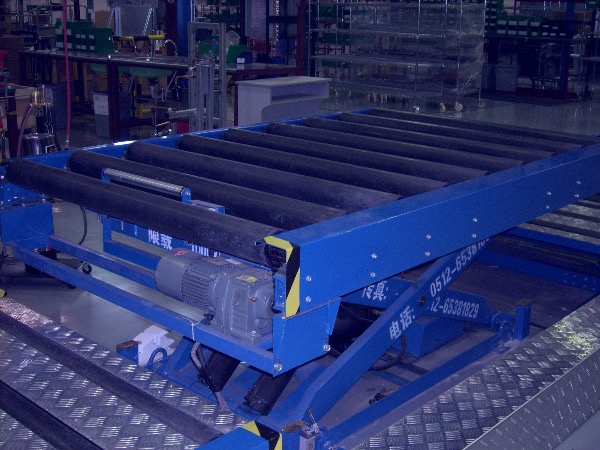 液压升降动力辊道台